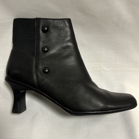 Cover Girl black ankle boots with zipper, elastic in the back - Picture 5 of 9
